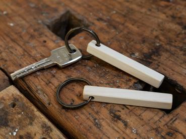 Holz Schlüsselanhänger Stäbchen Form aus Ahorn 8 x 8 x 65 mm mit Schlüsselring
