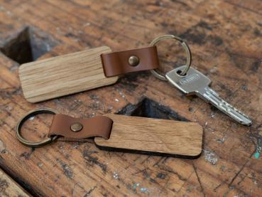 Holz-Schlüsselanhänger aus geölter Eiche mit hellbraunem Lederband