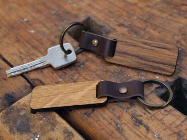 Holz-Schlüsselanhänger aus geölter Eiche mit dunkelbraunem Lederband