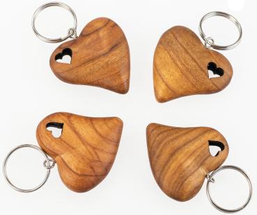 Holz-Schlüsselanhänger aus geölter Kirsche - Herz in Herz geschwungen